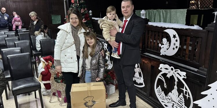 Plandište poklonilo dečja auto sedišta: Bezbednost na prvom mestu
