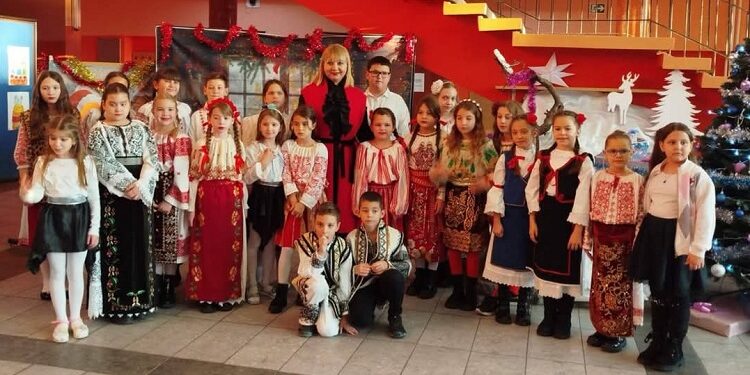 Praznik zimskih običaja i koleda: „Vreme je za Božićne pesme!“ u OŠ „Mladost“