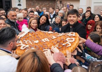 Vrščani lomili česnicu, mališani pronašli dukate