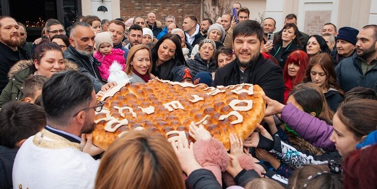 Vrščani lomili česnicu, mališani pronašli dukate