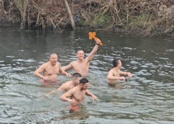 Bog se javi! Časni krst iz reke Nere izvadio Goran Batori!