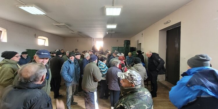 Unapređenje komunalne higijene: Meštani Straže preuzeli nove kante