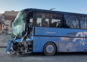 Autobus beogradskog GSP smrskao Alenikov autobus