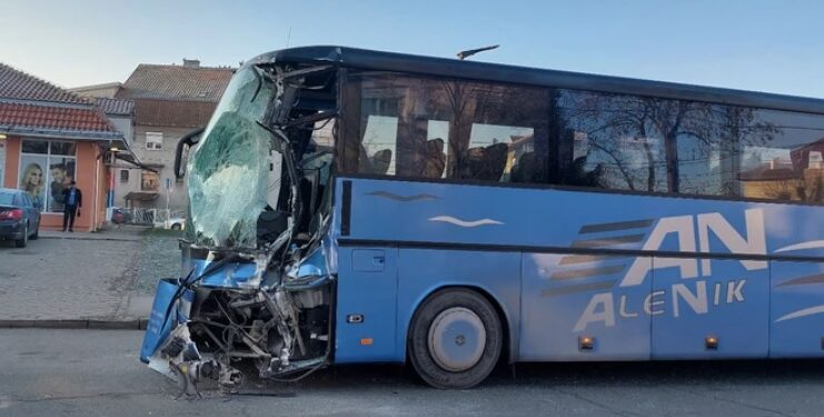 Autobus beogradskog GSP smrskao Alenikov autobus