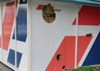 Napadnute prostorije SNS u Alibunaru: Frustracija ili najava „mirnih“ protesta?