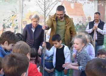 Najmlađi Vrščani ulepšali dvorište vrtića „Čarolija” sadnjom cveća i drveta