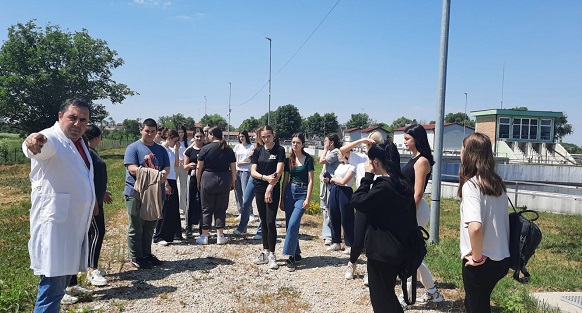 Učenici TIFT smera Hemijsko-medicinske škole posetili prečistač otpadnih voda u Vršcu
