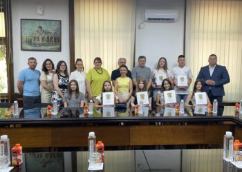 Plandište: Nagrađeni najbolji učenici, nosioci diplome „Vuk Karadžić“