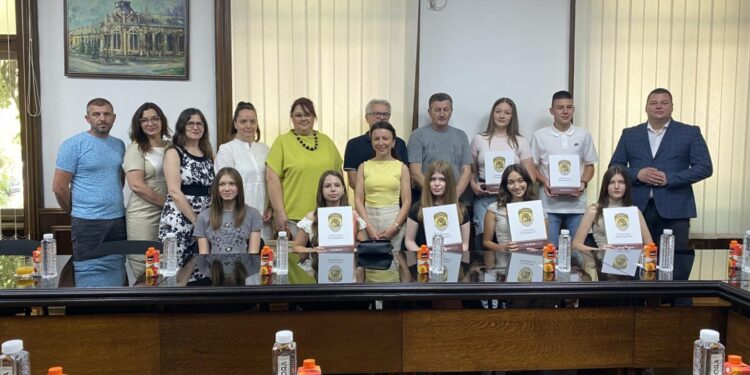 Plandište: Nagrađeni najbolji učenici, nosioci diplome „Vuk Karadžić“