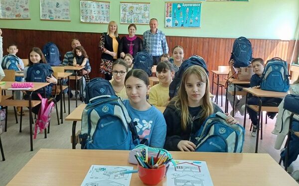 Vlada Rumunije obradovala đake u OŠ Mladost: Poklon za učenike koji uče rumunski jezik