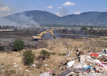 Radnici JKP Drugi oktobar i vatrogasci sprečili da gradsku deponiju zahvati požar