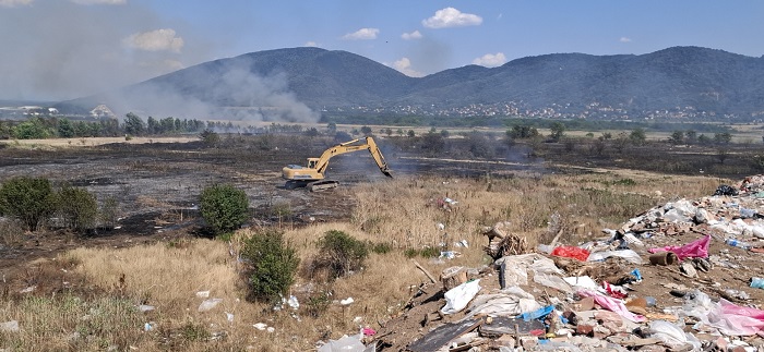 Radnici JKP Drugi oktobar i vatrogasci sprečili da gradsku deponiju zahvati požar
