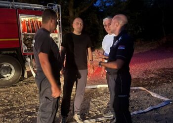 Vatrogasci dežuraju celu noć, na terenu i zamenik gradonačelnice Dejan Santrač