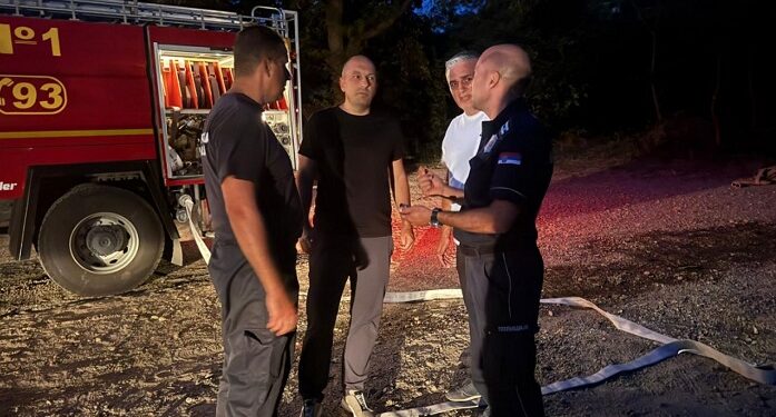 Vatrogasci dežuraju celu noć, na terenu i zamenik gradonačelnice Dejan Santrač