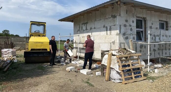 Plandište: Repac obišao radove na sanaciji sportskog objekta
