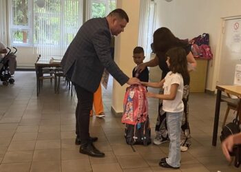 Predsednik Opštine Plandište uručio torbe i školski pribor svim đacima prvacima
