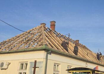 Saniran krov na zgradi Mesne zajednice Crvena Crkva