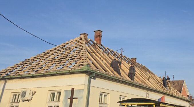 Saniran krov na zgradi Mesne zajednice Crvena Crkva