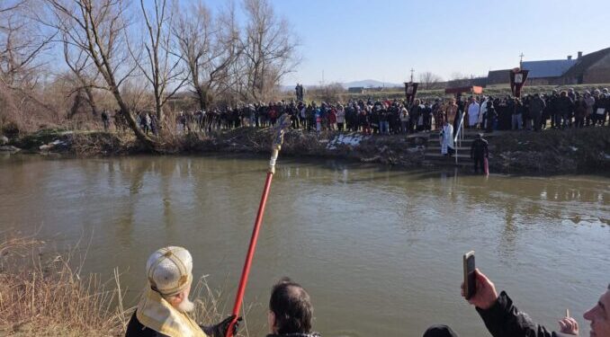 Bog se javi! Mladi iz Srbije iz Rumunije i ove godine plivali za Časni krst na reci Neri (VIDEO)