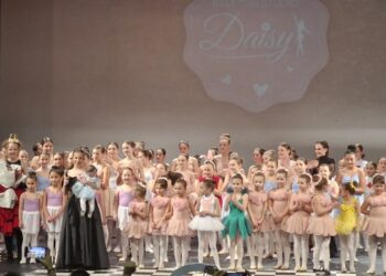 KC Vršac: Održana humanitarna baletska predstava „Alisa u zemlji baleta“