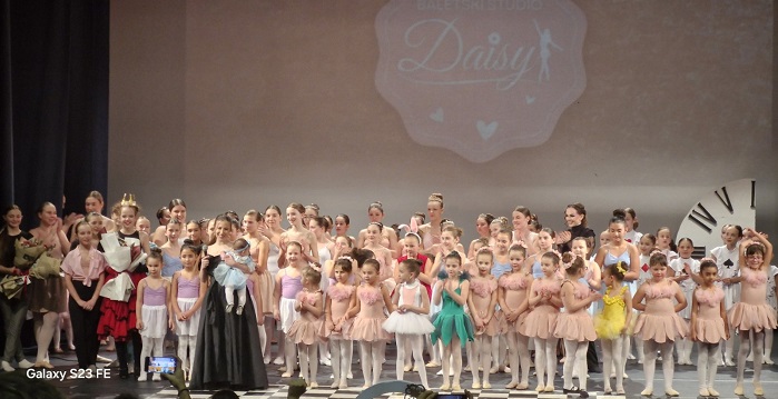 KC Vršac: Održana humanitarna baletska predstava „Alisa u zemlji baleta“