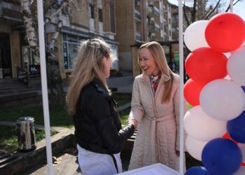 SNS Vršac iznenadio sugrađanke poklonima za 8. mart