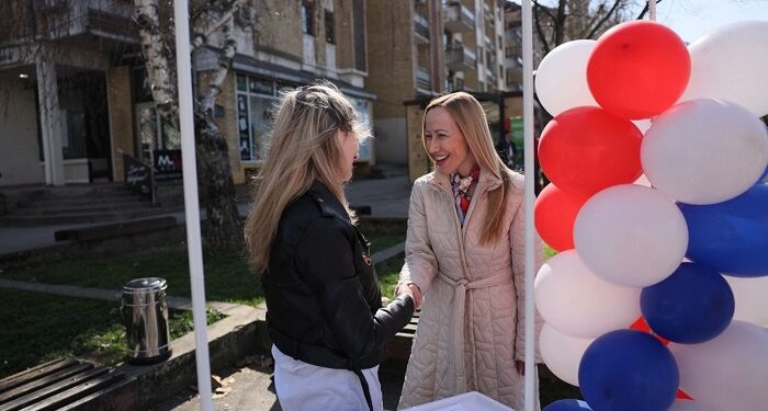 SNS Vršac iznenadio sugrađanke poklonima za 8. mart