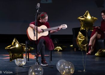 Prvi koraci umetničkog puta: Devetogodišnja Nevena Oblak gradi muzički svet uz klavir i gitaru