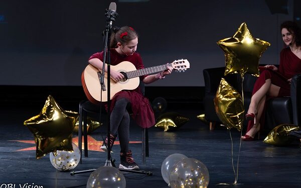 Prvi koraci umetničkog puta: Devetogodišnja Nevena Oblak gradi muzički svet uz klavir i gitaru