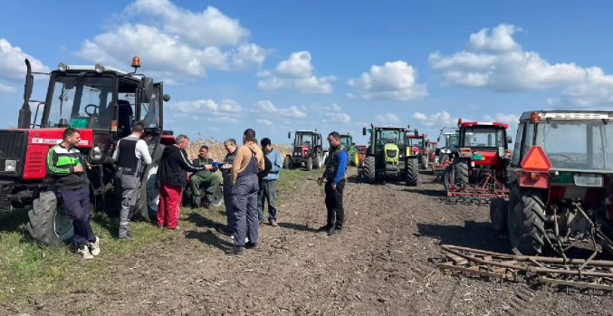 Preko 80 poljoprivrednika u akciji uređenja atarskih puteva u Lokvama i Janošiku