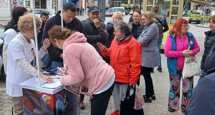 Velika podrška naroda: Aktivisti SNS i danas na terenu u Vršcu