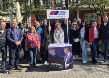 Aktivisti SNS Vršac u neposrednom razgovoru sa građanima