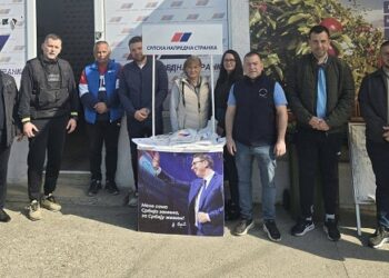 Članovi Opštinskog odbora SNS Alibunar danas u Banatskom Karlovcu organizovali štand