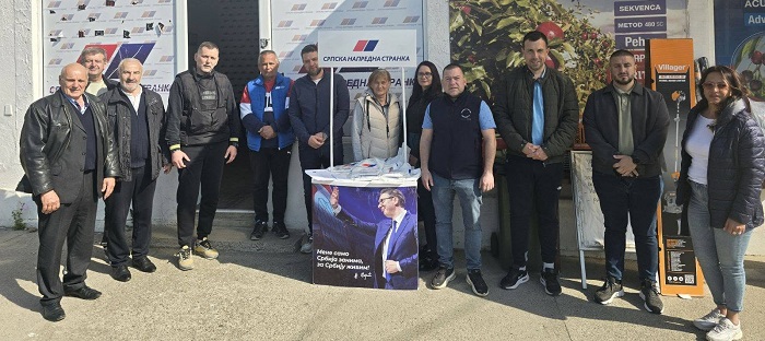 Članovi Opštinskog odbora SNS Alibunar danas u Banatskom Karlovcu organizovali štand