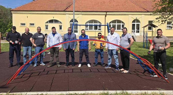 Aktivisti SNS u Velikom Gaju sređivali dečje igralište i fudbalski teren