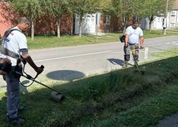 Proleće je vreme za akciju: Članovi SNS u Kajtasovu uređuju centar sela
