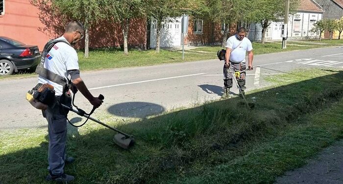 Proleće je vreme za akciju: Članovi SNS u Kajtasovu uređuju centar sela