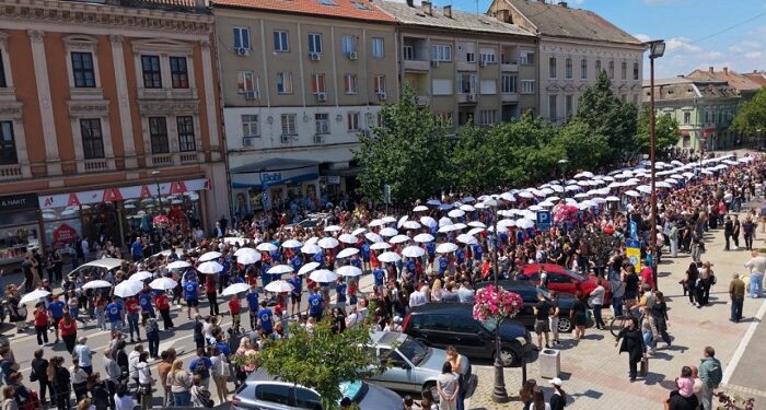 500 maturanata plesalo u Vršcu: Profesorka Mandić poželela im uspeh i sreću u životu