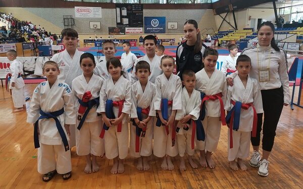 Karatisti iz Plandišta osvojili 12 medalja na međunarodnom takmičenju i kupu Srbije