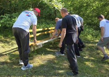 Svakodnevne aktivnosti SNS Bela Crkva: Poštovanje za najstarije, uređenja igrališta za najmlađe
