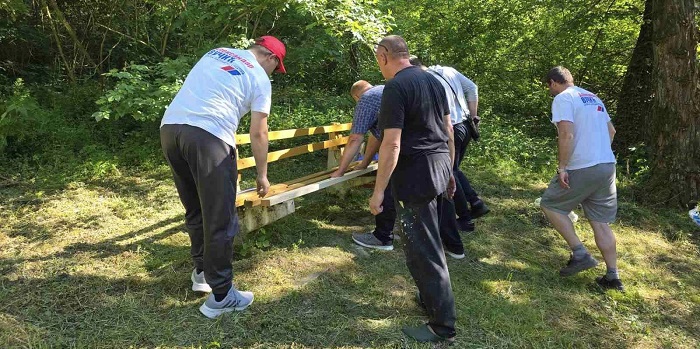 Svakodnevne aktivnosti SNS Bela Crkva: Poštovanje za najstarije, uređenja igrališta za najmlađe