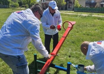 Aktivisti SNS Plandište uredili dečje igralište