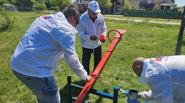 Aktivisti SNS Plandište uredili dečje igralište