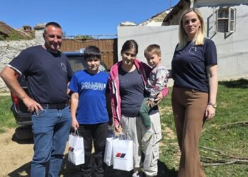 Aktivisti SNS Bela Crkva posetili višečlanu porodicu Novaković u Kaluđerovu