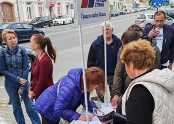 Aktivisti SNS Vršac na info štandovima proslavili 10 godina vlasti