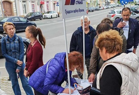 Aktivisti SNS Vršac na info štandovima proslavili 10 godina vlasti