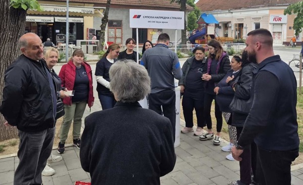 Aktivisti SNS iz Jasenova i Kusića sa narodom u Beloj Crkvi
