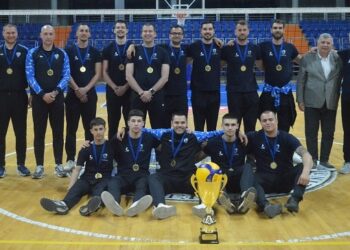Odbojkašima Banata uručen šampionski pehar: Dule „Zec“ proslavio 50 godina u odbojci
