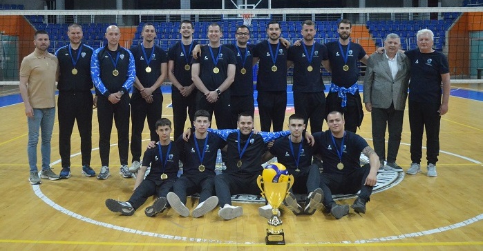 Odbojkašima Banata uručen šampionski pehar: Dule „Zec“ proslavio 50 godina u odbojci