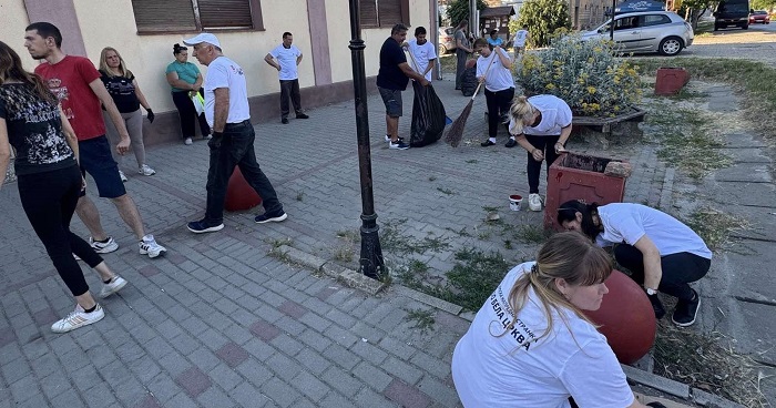 Aktivisti SNS uredili ulični mobilijar u Jasenovu